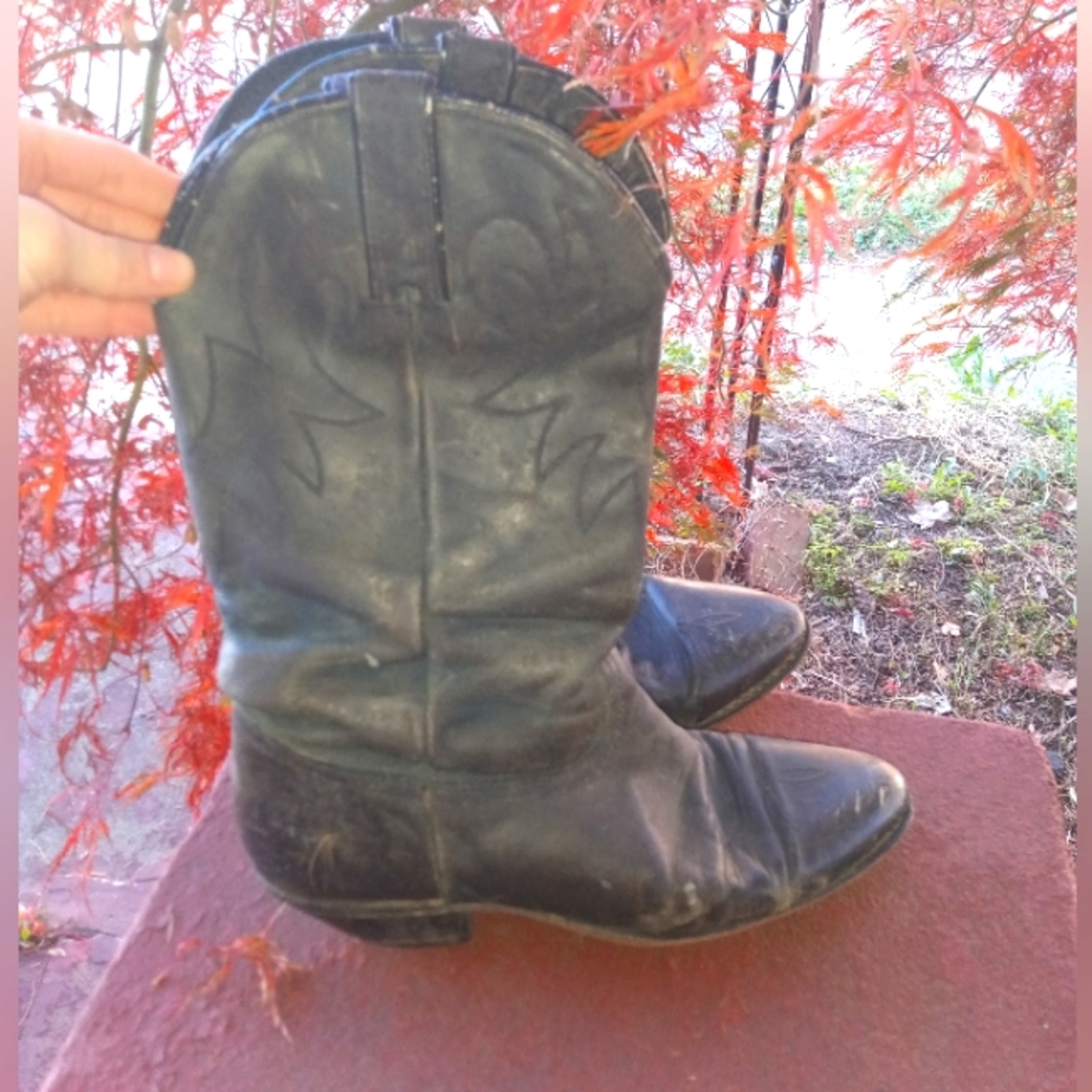 Size 6 Cowgirl boots in good condition